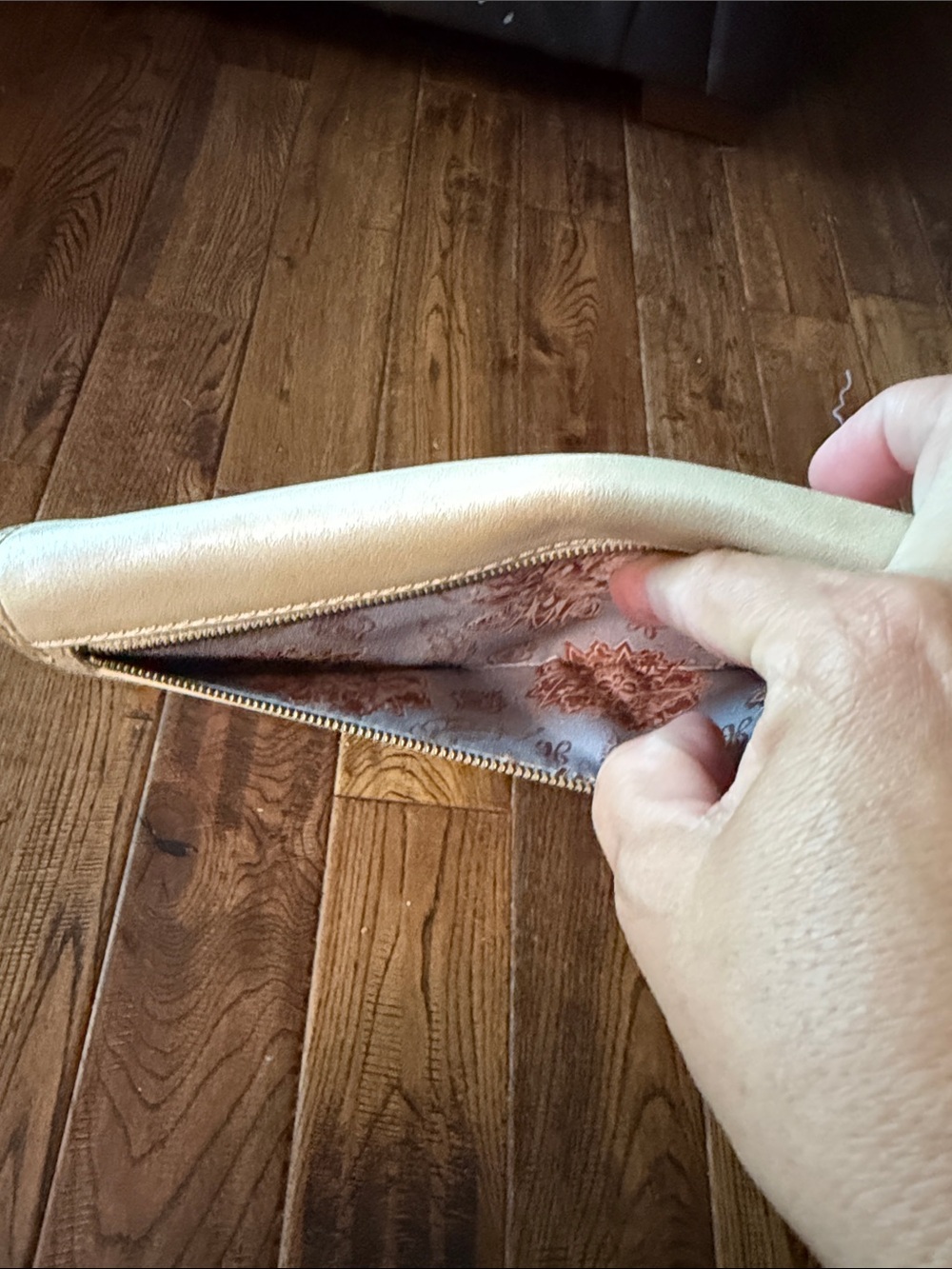 HOBO Elegant Cream Women's Leather Clutch Wallet - Picture 5 of 5